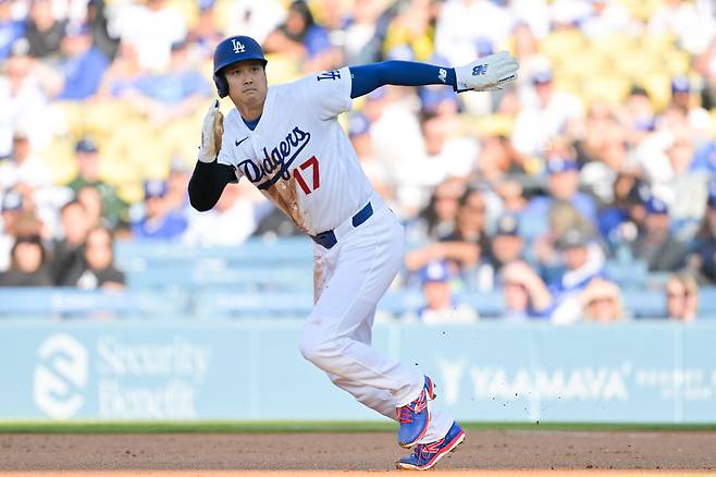 LA 다저스 오타니가 2일 클리블랜드전에서 1회말 볼넷으로 나간 뒤 후속 타자 타석때 2루로 달리고 있다. Imagn Images연합뉴스