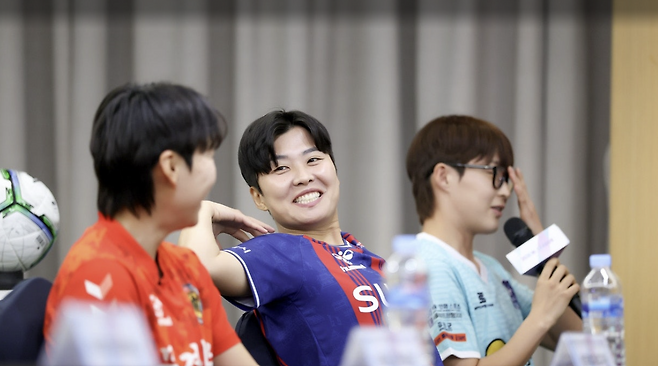 지소연이 지난 1일 WK리그 미디어데이 행사 중 상무 권하늘을 보면서 이야기하고 있다. 한국여자축구연맹