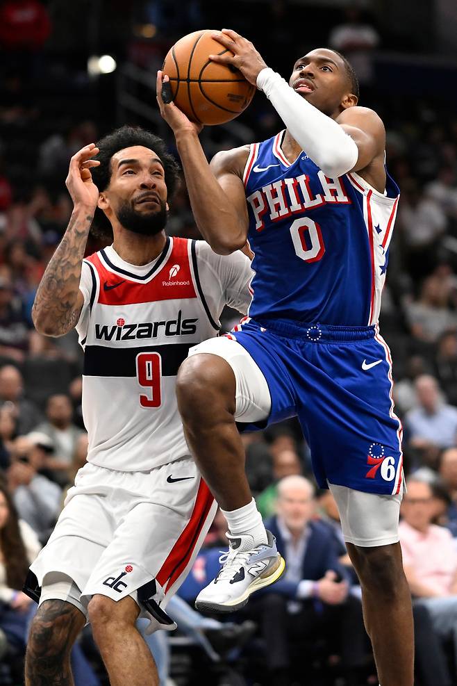 타이리스 맥시가 2일 미국 워싱턴 D.C의 캐피털 원 아레나에서 열린 워싱턴 위저즈와 2025~2026 미국프로농구 정규리그 원정 경기에서 슛을 하고 있다. 워싱턴 | AP연합뉴스