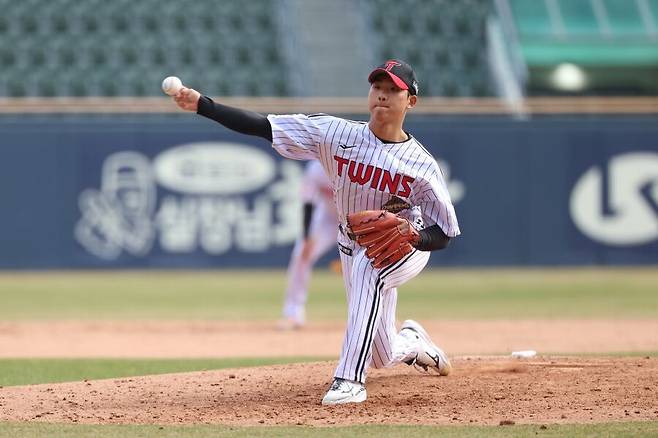 ▲ 염경엽 감독은 우강훈을 조금 더 중요한 시점에 쓰겠다는 계획을 밝히고 있다 ⓒLG트윈스