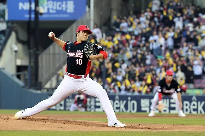 ▲ 5이닝 2실점으로 분전했지만 팀 타선의 지원을 받지 못하며 패전을 안은 김태형 ⓒKIA타이거즈