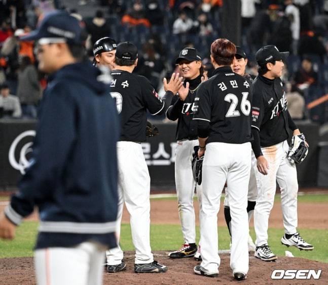 KT 선수들이 1일 한화에 승리한 뒤 자축하고 있다. /사진=OSEN