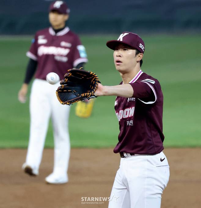 키움 히어로즈 투수 배동현이 1일 인천 SSG랜더스필드에서 열린 SSG 랜더스전에서 포수로 부터 공을 건네받고 있다. /사진=강영조 선임기자