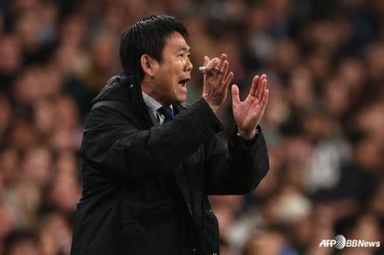 모리야스 하지메 일본 국가대표팀 감독이 1일 오전 3시 45분(한국시간) 영국 런던의 웸블리 스타디움에서 열린 잉글랜드와 친선경기 중 박수치고 있다. /AFPBBNews=뉴스1