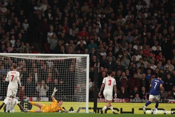 미토마 가오루(오른쪽)가 1일 오전 3시 45분(한국시간) 영국 런던의 웸블리 스타디움에서 열린 잉글랜드와 친선경기 중 결승골을 넣고 있다. /AFPBBNews=뉴스1