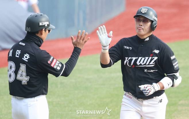2026 신한 SOL Bank KBO리그 LG 트윈스 대 KT 위즈 경기가 3월 29일 서울 잠실야구장에서 열렸다. KT 허경민이 6회초 2사 1루에서 LG 김진성을 상대로 동점 좌월 2점 홈런을 날리고 홈인하고 있다. /사진=김진경 대기자