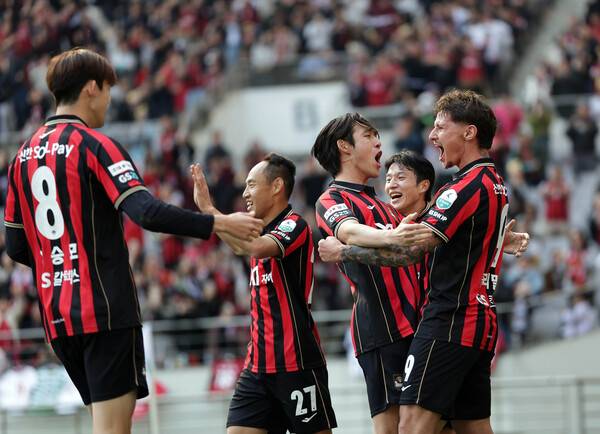 개막 4연승 FC서울, 무승 FC안양과 격돌..사진은 FC서울 선수들 환호 모습.(사진제공=한국프로축구연맹)