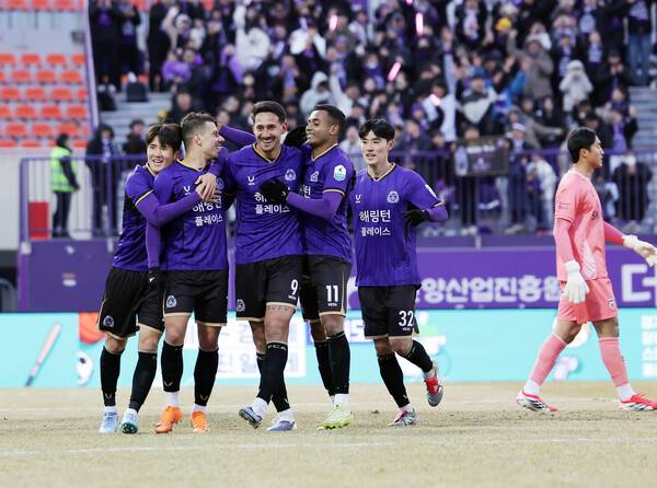 개막 4연승 FC서울, 무승 FC안양과 격돌...사진은 FC안양 선수들 환호 모습.(사진제공=한국프로축구연맹)