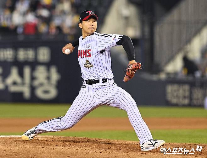 1일 오후 서울 잠실야구장에서 열린 '2026 신한 SOL Bank KBO리그' KIA 타이거즈와 LG 트윈스의 경기, 8회초 LG 우강훈이 공을 힘차게 던지고 있다. 엑스포츠뉴스 잠실, 고아라 기자