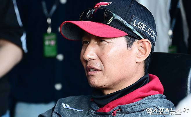2일 오후 서울 송파구 잠실야구장에서 열리는 '2026 신한 SOL Bank KBO리그' KIA 타이거즈와 LG 트윈스의 경기에 앞서 LG 염경엽 감독이 취재진과 이야기를 나누고 있다. 잠실, 박지영 기자