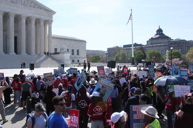 연방대법원 앞 출생시민권 옹호 시위 (워싱턴=연합뉴스) 백나리 특파원 = 1일(현지시간) 도널드 트럼프 미 대통령의 출생시민권 금지 행정명령이 적법한지를 두고 변론을 연 연방대법원 앞에서 출생시민권을 옹호하는 시위가 벌어지고 있다. 2026.4.2. nari@yna.co.kr