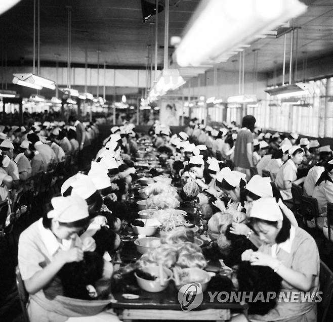 1960년대 가발산업 [한국무역협회 제공=연합뉴스]