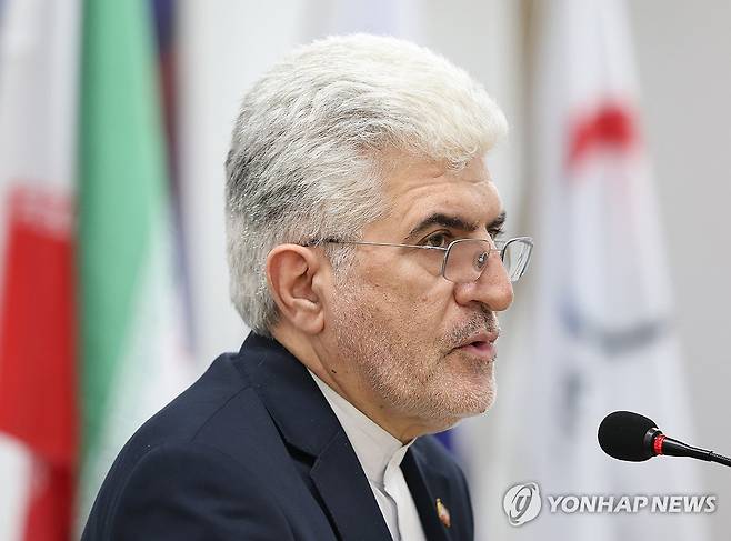 사이드 쿠제치 주한이란대사 (서울=연합뉴스) 이지은 기자 = 1일 서울 영등포구 서민민생대책위원회에서 열린 이란 전쟁의 진실과 호르무즈해협 봉쇄에 관한 토론회에서 사이드 쿠제치 주한이란대사가 인사말을 하고 있다. 2026.4.1 jieunlee@yna.co.kr