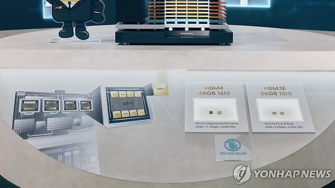 모바일 월드 콩그레스(MWC 2026)에 전시된 SK하이닉스 HBM4·HBM3E [연합뉴스 자료사진. SK하이닉스 뉴스룸 제공. 재판매 및 DB 금지]