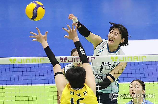 공격하는 최가은 (수원=연합뉴스) 홍기원 기자 = 26일 경기도 수원실내체육관에서 열린 프로배구 V리그 여자부 플레이오프 1차전 현대건설 힐스테이트와 GS칼텍스 서울Kixx의 경기. GS칼텍스 최가은이 공격하고 있다. 2026.3.26 xanadu@yna.co.kr