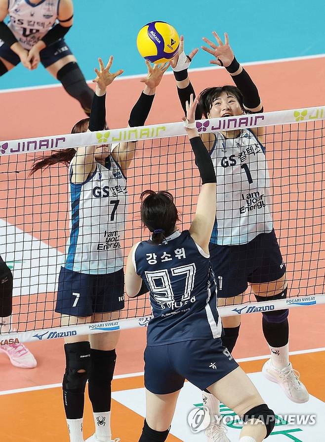 '강소휘를 막아라' (김천=연합뉴스) 김현태 기자 = 1일 김천실내체육관에서 열린 2025-2026 V-리그 포스트시즌 여자 프로배구 챔피언 결정전 1차전 GS칼텍스와 한국도로공사의 경기에서 한국도로공사 강소휘의 공격을 상대 수비가 막고 있다. 2026.4.1 mtkht@yna.co.kr