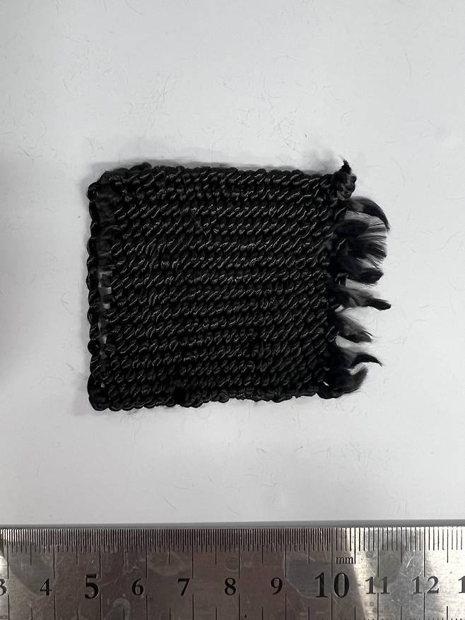 연구팀이 개발한 탄소섬유 모습 소재 약 1.4ｇ의 실물 모습. 머리카락보다 가는 탄소 섬유가 뭉쳐진 형태다. [울산과학기술원 제공. 재판매 및 DB 금지]