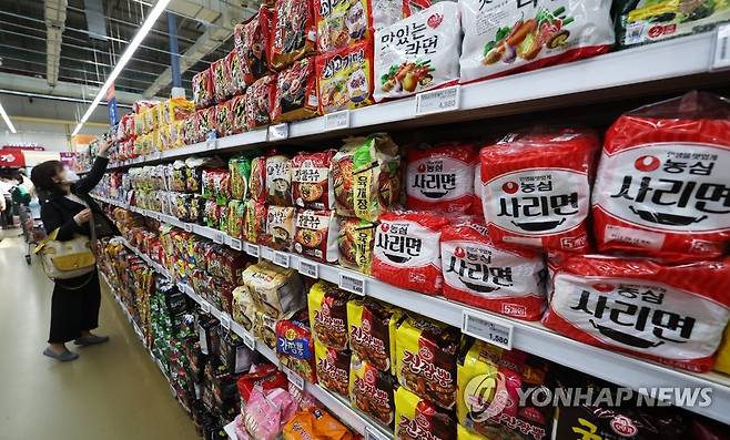 대형마트에 진열된 라면 [연합뉴스 자료사진]