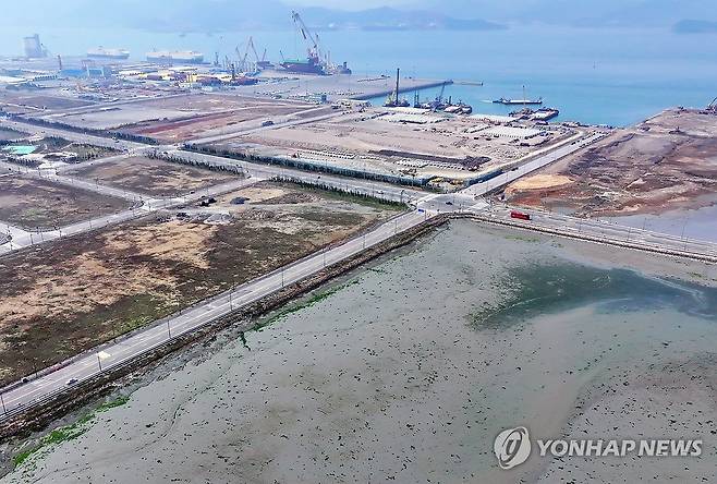 새로운 '세월호 둥지' (목포=연합뉴스) 정다움 기자 = 해양수산부는 2일 세월호 선체 이전을 위한 기초 자료 조사가 막바지 단계에 들어갔다고 밝혔다.
    목포신항에 거치된 세월호는 현재 위치로부터 2㎞ 떨어진 고하도 앞바다 유휴 부지로 오는 2028년 옮겨져 거치될 예정이다.
    사진은 이날 찍은 유휴 부지의 모습. 2026.4.2 daum@yna.co.kr