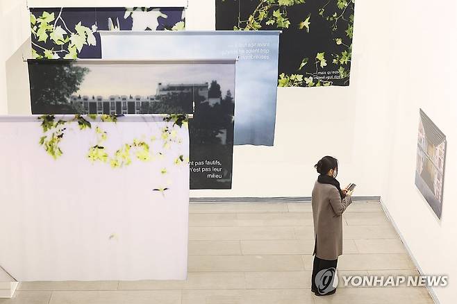 프랑스의 사진과 미학을 만나는 전시 (서울=연합뉴스) 진연수 기자 = 2일 서울 종로구 성곡미술관에서 열린 사진전 '파리 보이지 않는 파리'에서 참석자가 마틴 파의 '파리, 프랑스' 작품을 살펴보고 있다. 
    이번 전시는 한국 작가와 프랑스를 대표하는 작가 등 총 51명이 참여해, 각자의 시선으로 파리 도시의 시간성과 일상의 풍경을 탐구한다. 2026.4.2 jin90@yna.co.kr