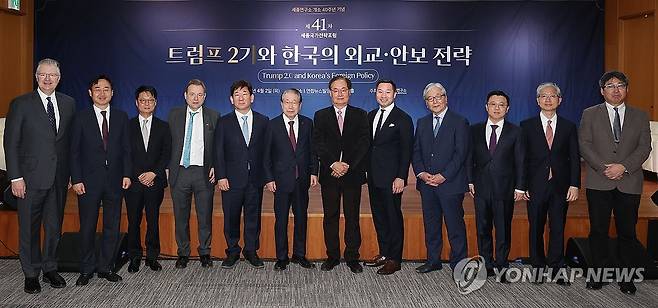 제41차 세종국가전략포럼 참석자들 (서울=연합뉴스) 이재희 기자 = 2일 서울 종로구 연합뉴스빌딩 연우홀에서 열린 제41차 세종국가전략포럼 개회식에서 신범철 전 국방부 차관(왼쪽 두번째), 게오르그 슈미트 주한독일대사(왼쪽 네번째부터), 김현욱 세종연구소장, 유명환 전 외교부 장관, 이용준 세종연구소 이사장, 알렉스 웡 전 미국 국가안보부보좌관, 야부나카 미토지 전 일본 외무성 사무차관 등 참석자들이 기념촬영을 하고 있다. 2026.4.2 scape@yna.co.kr