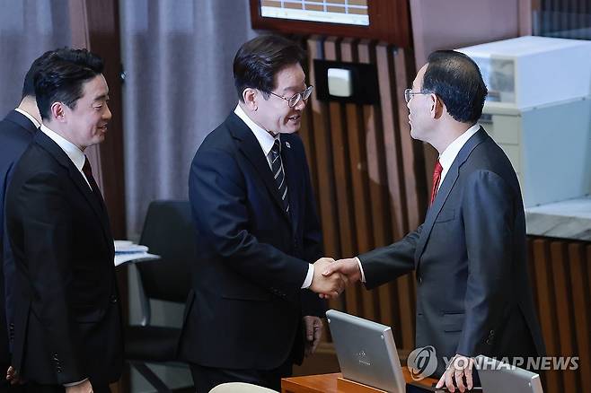 주호영 국회부의장과 인사하는 이재명 대통령 (서울=연합뉴스) 신현우 기자 = 이재명 대통령이 2일 국회에서 2026 추가경정예산안 시정연설을 마치고 주호영 국회부의장과 인사하고 있다. 2026.4.2 nowwego@yna.co.kr