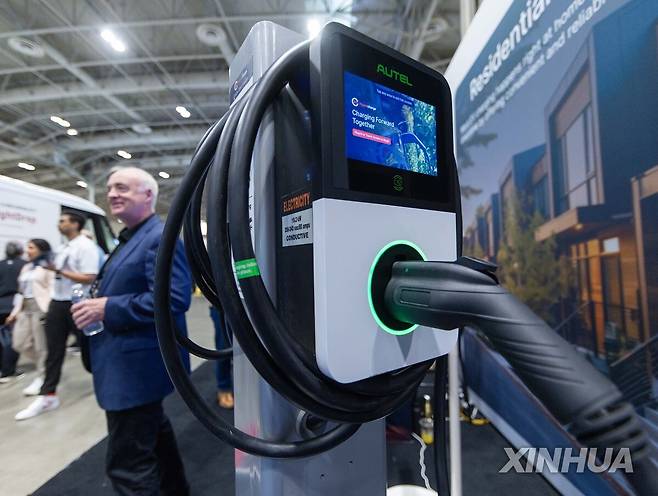 캐나다 토론토 전시장에 전시된 전기차 충전기 [신화=연합뉴스. 재판매 및 DB 금지]