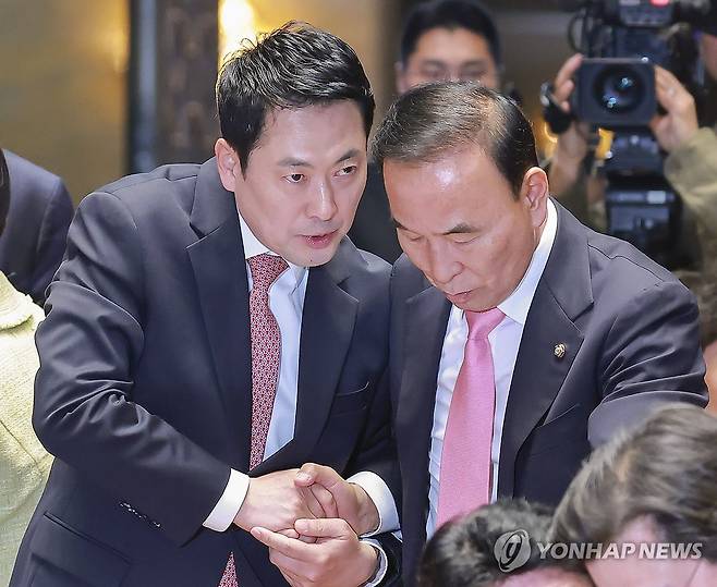 국민의힘 장동혁, "새 공천관리위원장으로 박덕흠 의원 모실 것" (서울=연합뉴스) 국민의힘 장동혁 대표가 국민의힘 1일 6·3 지방선거 공천 마무리와 국회의원 재·보궐선거 공천 작업을 맡을 새 공천관리위원장에 자당 4선 박덕흠 의원을 선임하겠다고 밝혔다. 사진은 지난 31일 국회에서 열린 국민의힘 의원총회에서 장동혁 대표와 박덕흠 의원이 대화하는 모습. 2026.4.1 [연합뉴스 자료사진] hkmpooh@yna.co.kr