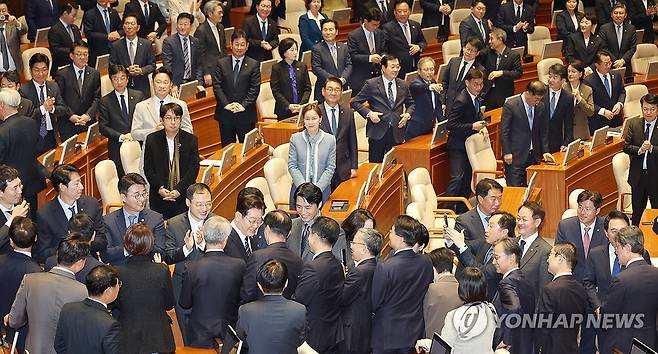 환영 받으며 시정연설 입장하는 이재명 대통령 (서울=연합뉴스) 이재명 대통령이 2일 국회에서 2026 추가경정예산안 시정연설을 위해 본회의장에 입장하며 더불어민주당 의원들과 인사하고 있다. 2026.4.2 [국회사진기자단] hkmpooh@yna.co.kr