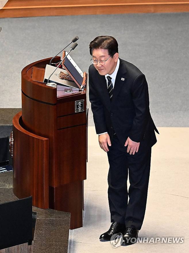 '전쟁 추경' 시정 연설 전 국민의힘 의원들에게 인사하는 이재명 대통령 (서울=연합뉴스) 이재명 대통령이 2일 국회에서 2026 추가경정예산안 시정연설을 하기 위해 본회의장에 입장한 뒤 국민의힘 의원들을 향해 인사하고 있다. 2026.4.2 [국회사진기자단] hkmpooh@yna.co.kr