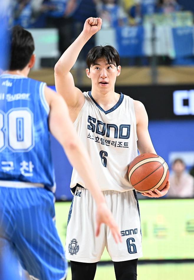 역대 단독 2위에 해당하는 46경기 연속 두 자릿수 득점 올린 이정현 [KBL 제공. 재판매 및 DB 금지]