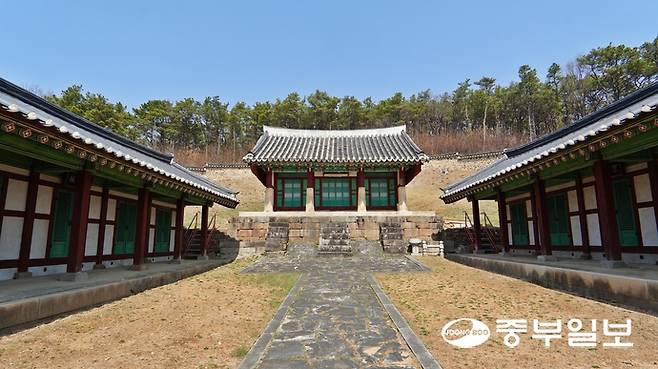 통진향교 내삼문에서 바라본 대성전과 동무, 서무. 유승혜 여행작가