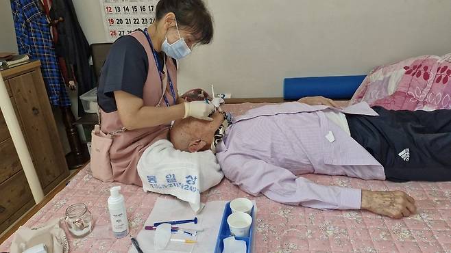 용인특례시 보건소가 거동불편 어르신을 대상으로 방문 구강관리를 진행하는 모습. 사진=용인시