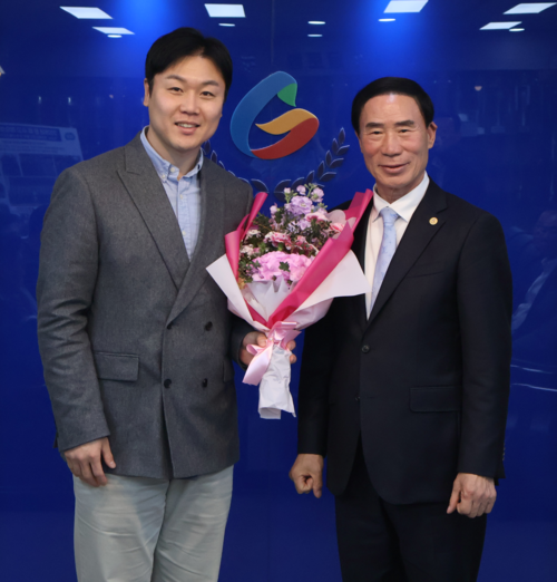 3일 수원 경기도체육회관 회장실에서 원윤종 IOC 선수위원(사진 왼쪽)과 이원성 도 체육회장이 기념사진을 찍고 있다. 사진=경기도체육회