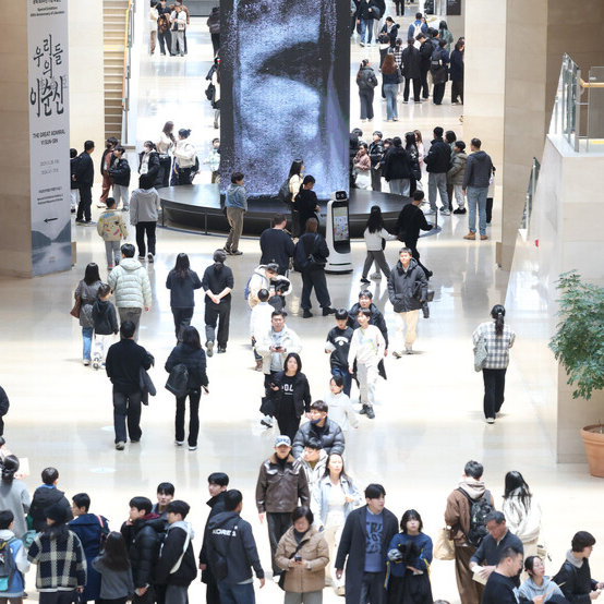 방문객들로 붐비는 국립중앙박물관 내부. 국립중앙박물관 제공