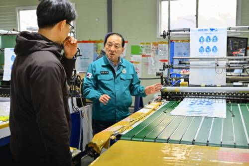 ◇이병선 속초시장은 2일 지역 내 쓰레기종량제봉투 제작업체를 방문, 수급 상황과 생산 여건을 점검하고 공급 안정성 확보 방안을 논의했다.