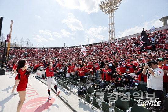 ▲ 롯데자이언츠는 오는 18일부터 19일까지 사직야구장에서 '동백 RED BLOOM 시리즈'를 진행한다. 롯데자이언츠 제공