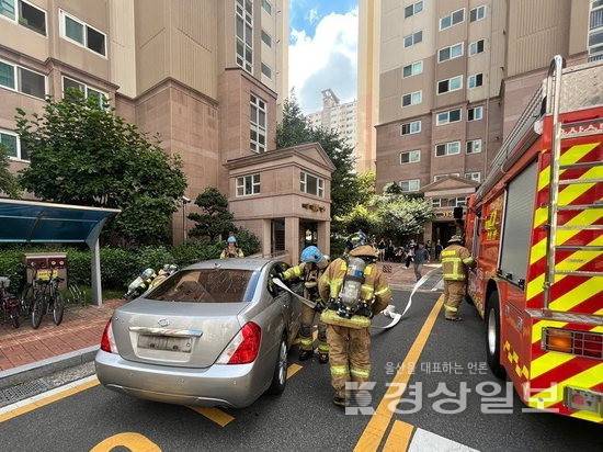 ▲ 울산에서 강제처분 대응 훈련이 진행되고 있지만, 실제 현장 집행 사례는 단 한 건도 없는 것으로 나타났다. 사진은 지난 2024년 남부소방서가 훈련 현장에서 소방전용주차구역에 주차된 차량을 강제로 개문하는 모습. 울산소방본부 제공