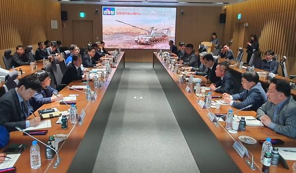 김병주 민주당 방산특별위원회 위원장과 창원지역 방위산업 기업 대표자들이 한화에어로스페이스 창원3사업장에서 간담회를 하고 있다. /조재영 기자