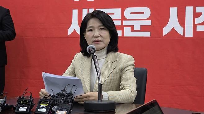 ▲ 이진숙 예비후보가 지난달 23일 국민의힘 대구시당에서 당 공천관리위원회의 컷오프(공천 배제) 결정에 반발하며 재고 요청을 하고 있다. 전재용 기자