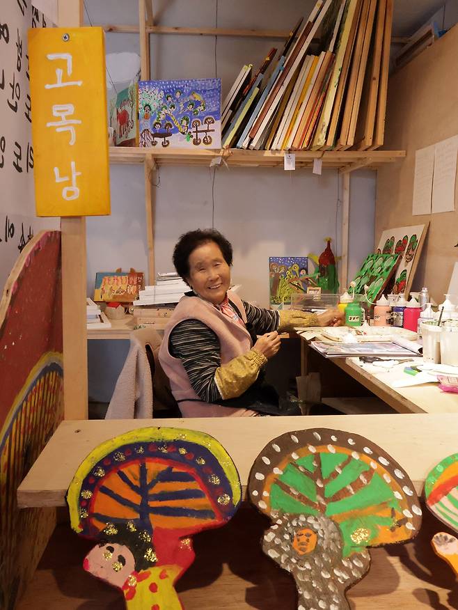 선흘1리의 할머니 화가들이 4일부터 열리는 선흘그림시장을 준비중이다. ⓒ제주의소리