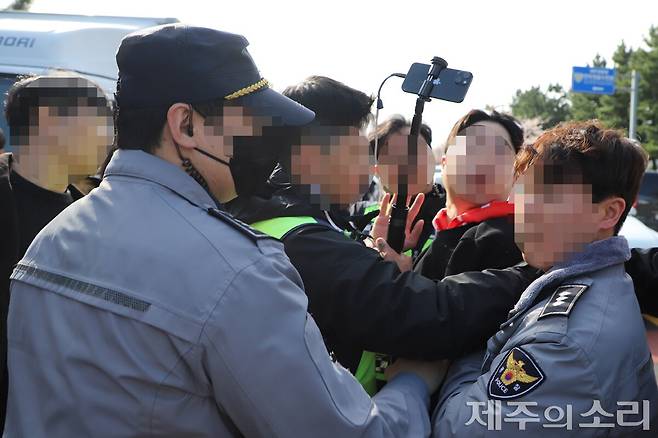 충돌이 빚어지자 제지하고 있는 경찰. ⓒ제주의소리