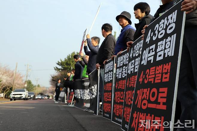 제78주년 제주4.3희생자추념식이 열린 3일, 4.3평화공원 인근 한라경찰수련원에는 극우 유튜버를 비롯한 4.3 역사왜곡 및 폄훼 세력이 집회를 시도해 제주시민사회단체와 마찰이 빚어졌다. ⓒ제주의소리