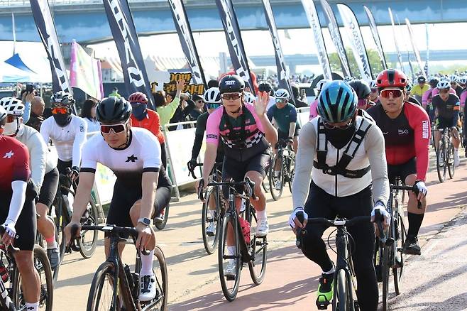 영산강변을 자전거로 달리는 ‘2025 영산강 그란폰도’. (제공=나주시)