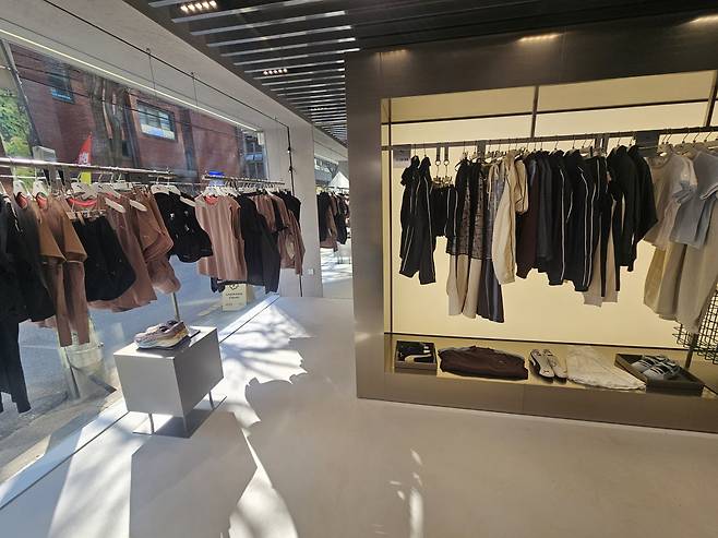 푸마 ‘스니커 박스(SNKR BX)’ 콘셉트 스토어 성수점에 의류가 진열돼있다.(사진=정영인 기자 oin@)