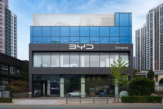 BYD코리아가 지난해 6,000대 이상 판매를 기록했음에도 주요 딜러사는 적자 성적표를 받아 들었다. 사진은 DT네트웍스 부산 동래 BYD 전시장. / BYD코리아