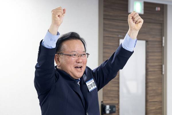 6·3 지방선거 대구시장에 출사표를 던진 김부겸 전 국무총리가 3일 서울 영등포구 여의도 더불어민주당 중앙당사에서 열린 공천 심사 면접에서 파이팅을 외치고 있다. 2026.4.3 [공동취재] 연합뉴스