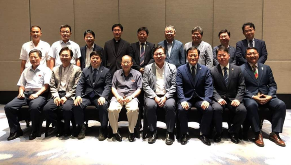 2019년 7월 필리핀 마닐라에서 경기도와 아태평화교류협회 공동 주최로 열린 제2회 \'아시아태평양의 평화·번영을 위한 국제대회\' 당시 이화영 평화부지사를 비롯한 경기도 인사들과 북측 대표단이 함께 찍은 단체 사진. 김성태 전 쌍방울 회장은 이 국제대회에서 북한 리호남을 만나 이재명 당시 경기도지사의 방북 비용을 전달했다고 진술했지만 단체 사진에 리호남은 보이지 않는다. 더불어민주당 김문수 의원 제공.