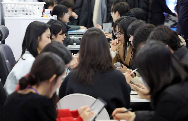 2025년 12월 서울 강남구 코엑스에서 열린 2026학년도 정시 대학입학정보박람회를 찾은 학부모와 입시생들이 상담을 받고 있다. (사진= 뉴시스)