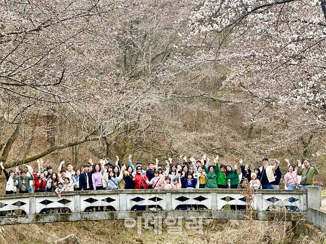 지난해 여행가는봄 캠페인 여행이벤트에 참여한 이들이 거창 덕천서원에서 봄을 즐기고 있다.(사진=한국관광공사)